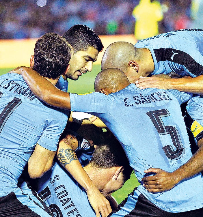 Los jugadores de Uruguay abrazan a Coates, autor del 1-0 parcial.