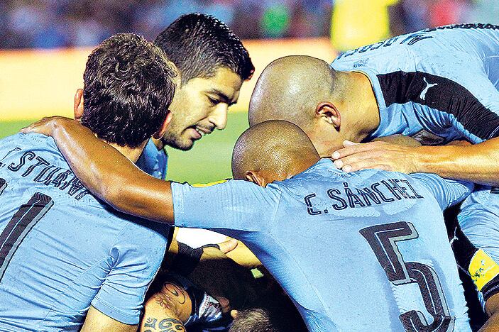 Los jugadores de Uruguay abrazan a Coates, autor del 1-0 parcial.