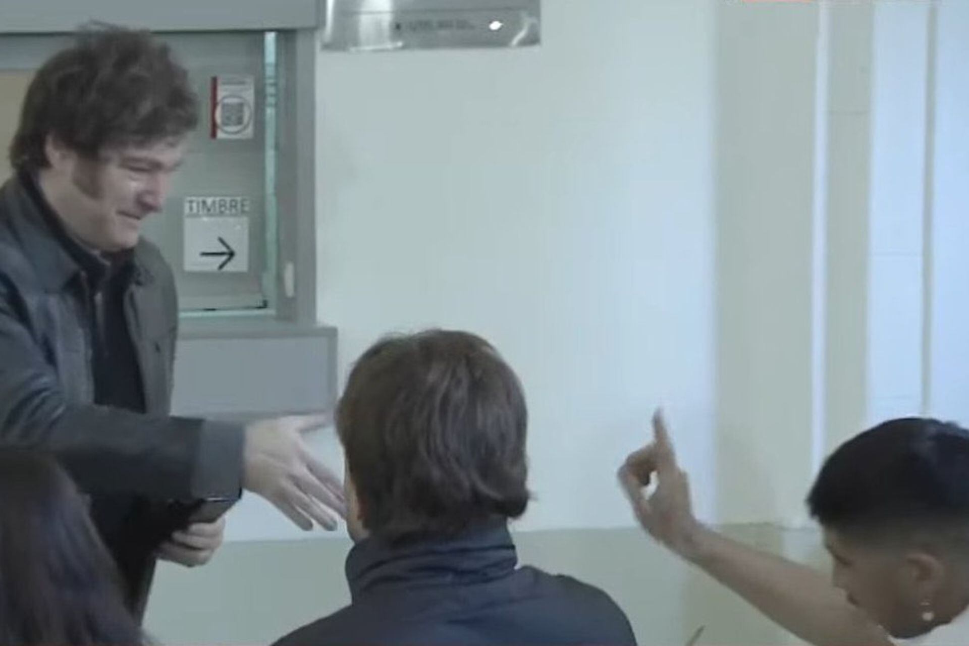 Un fiscal de mesa se negó a saludar a Milei