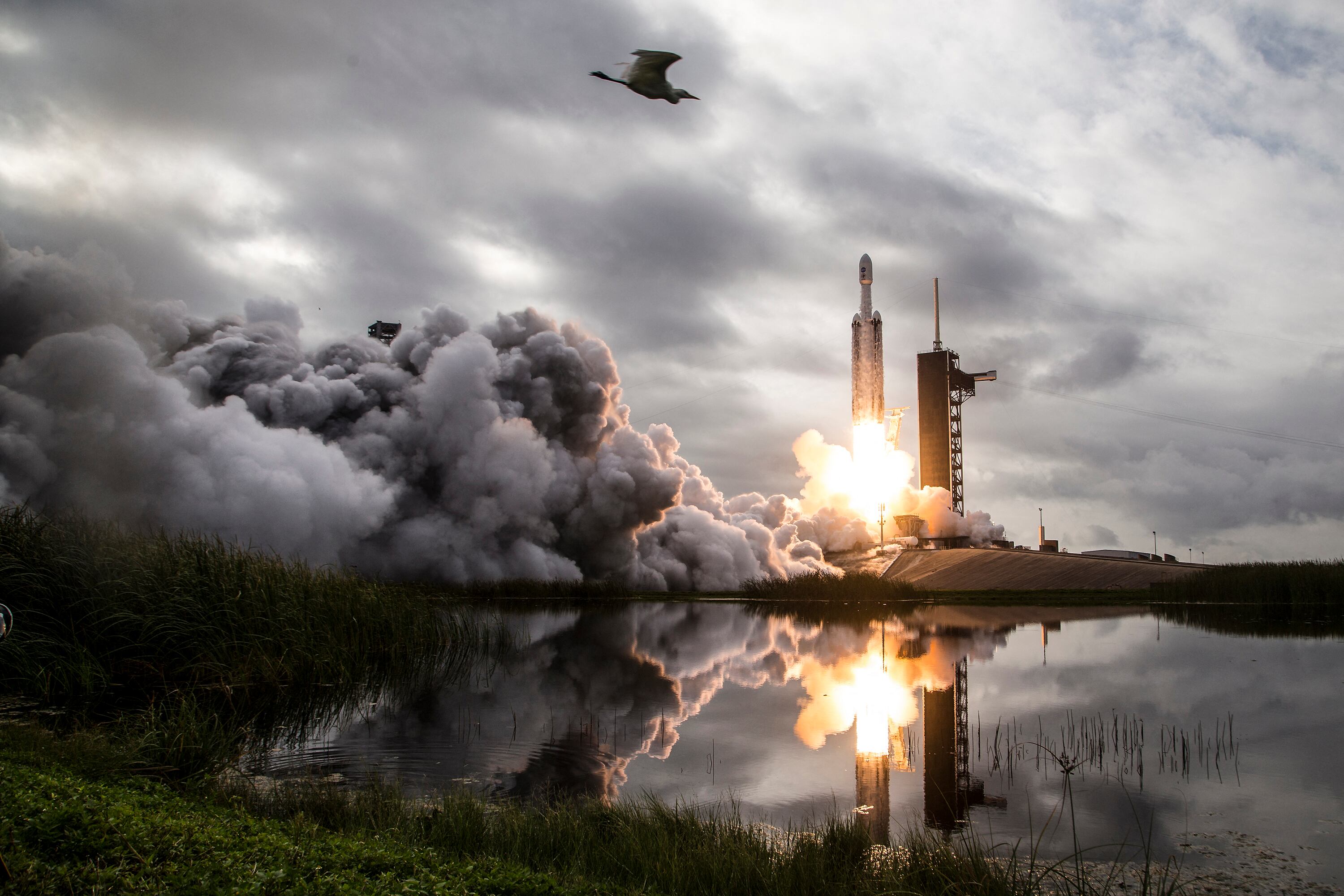 El cohete Falcon Heavy con la nave espacial Psyche a bordo despega del Complejo de Lanzamiento 39A, en el Centro Espacial Kennedy de la NASA en Florida.
