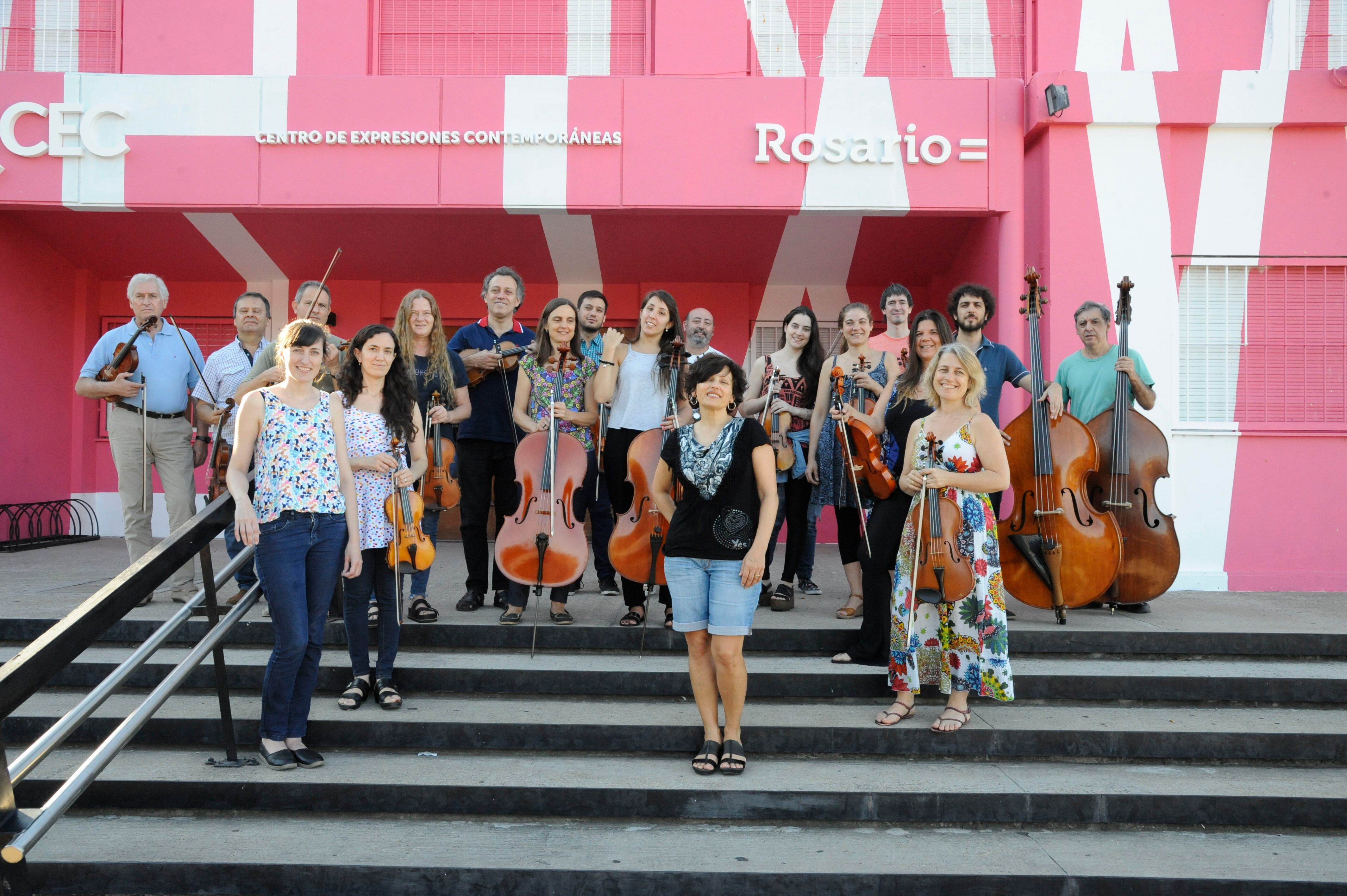 Lorena Astudillo junto a la Orquesta de Cámara Municipal, durante uno de los ensayos.