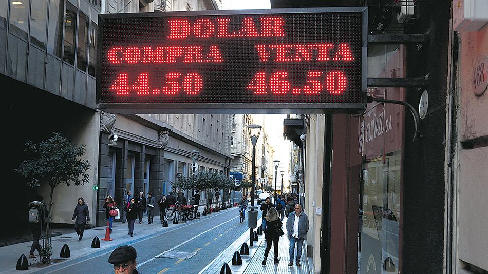 Las reservas del Banco Central bajaron 519 millones de dólares por la devaluación del yuan.