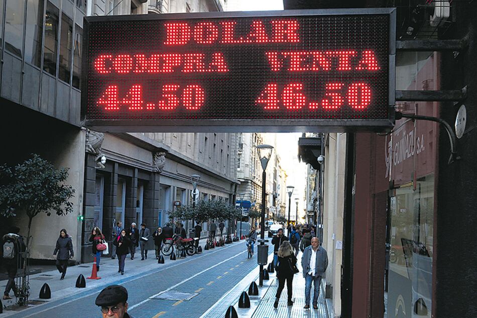 Las reservas del Banco Central bajaron 519 millones de dólares por la devaluación del yuan.