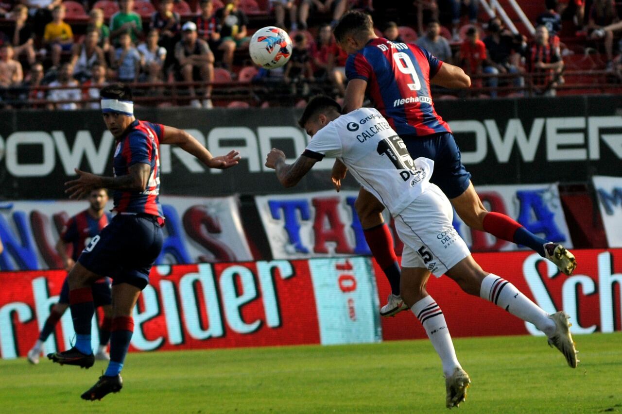 Di Santo le ganó a Calcaterra para meter el cabezazo goleador