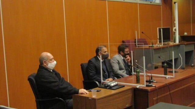 Rosa Torino, de barbijo blanco, escucha la sentencia junto a sus dos abogados.