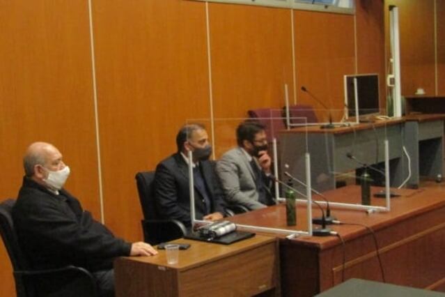 Rosa Torino, de barbijo blanco, escucha la sentencia junto a sus dos abogados.