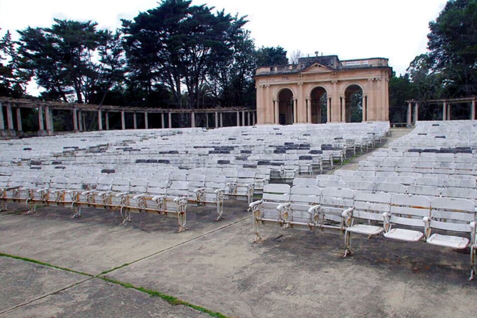 El anfiteatro "Martín Fierro" está ubicado en el Bosque de la ciudad de La Plata.
