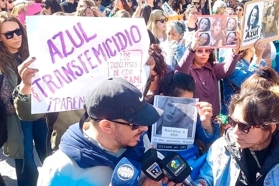 Marcos Semeñenko, hermano de la víctima Azul, habló con la prensa luego de la marcha en reclamo por su transfemicidio