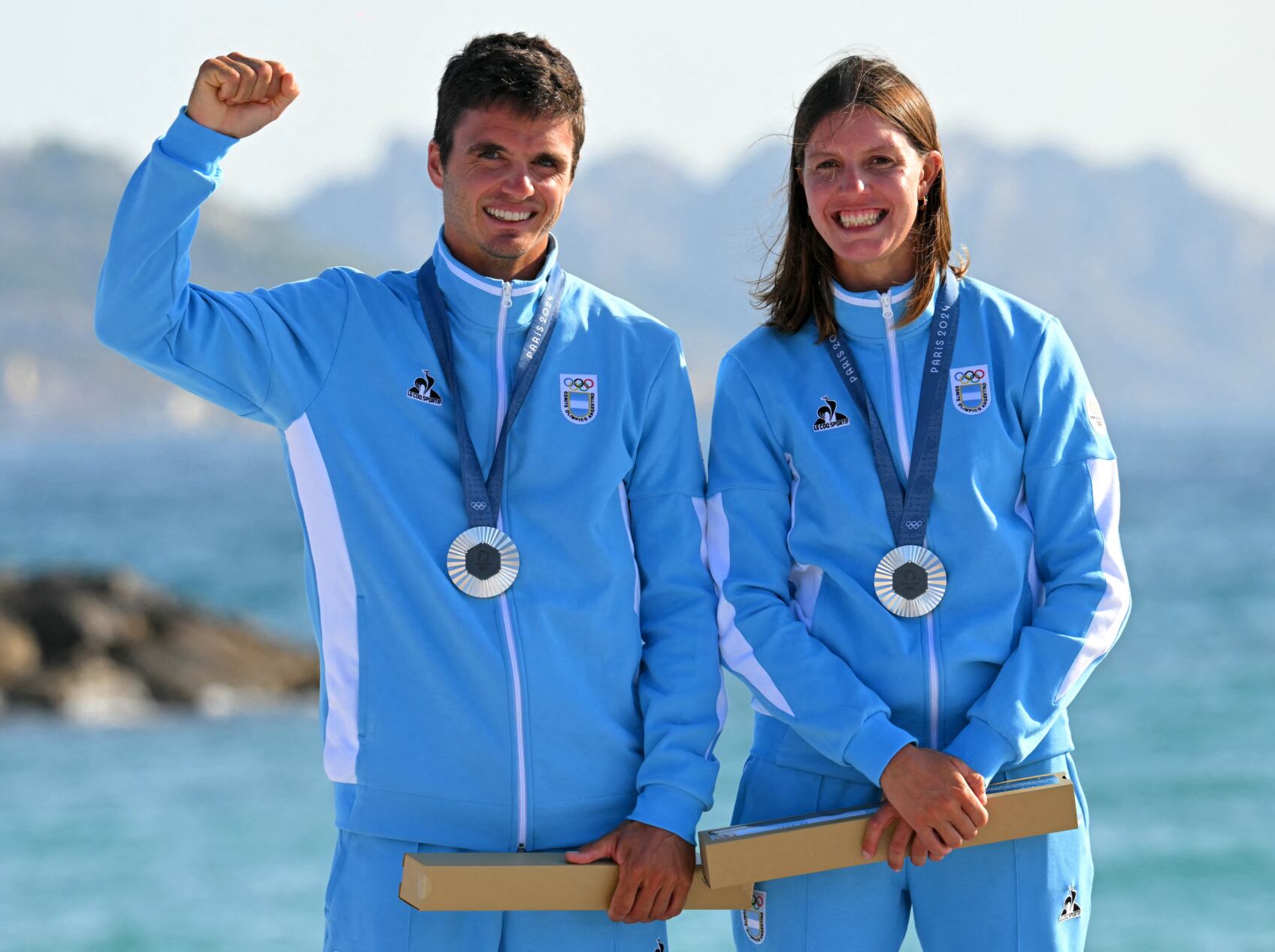 Majdalani y Bosco con sus medallas de plata en Vela Nacra 1