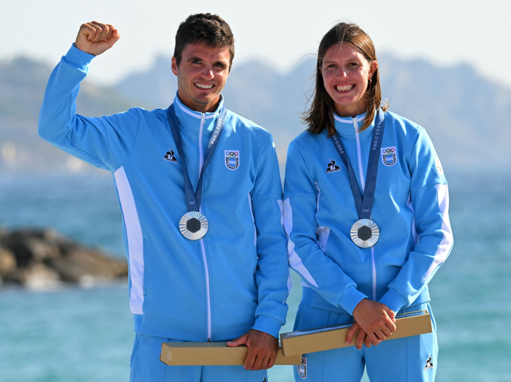 Majdalani y Bosco con sus medallas de plata en Vela Nacra 1