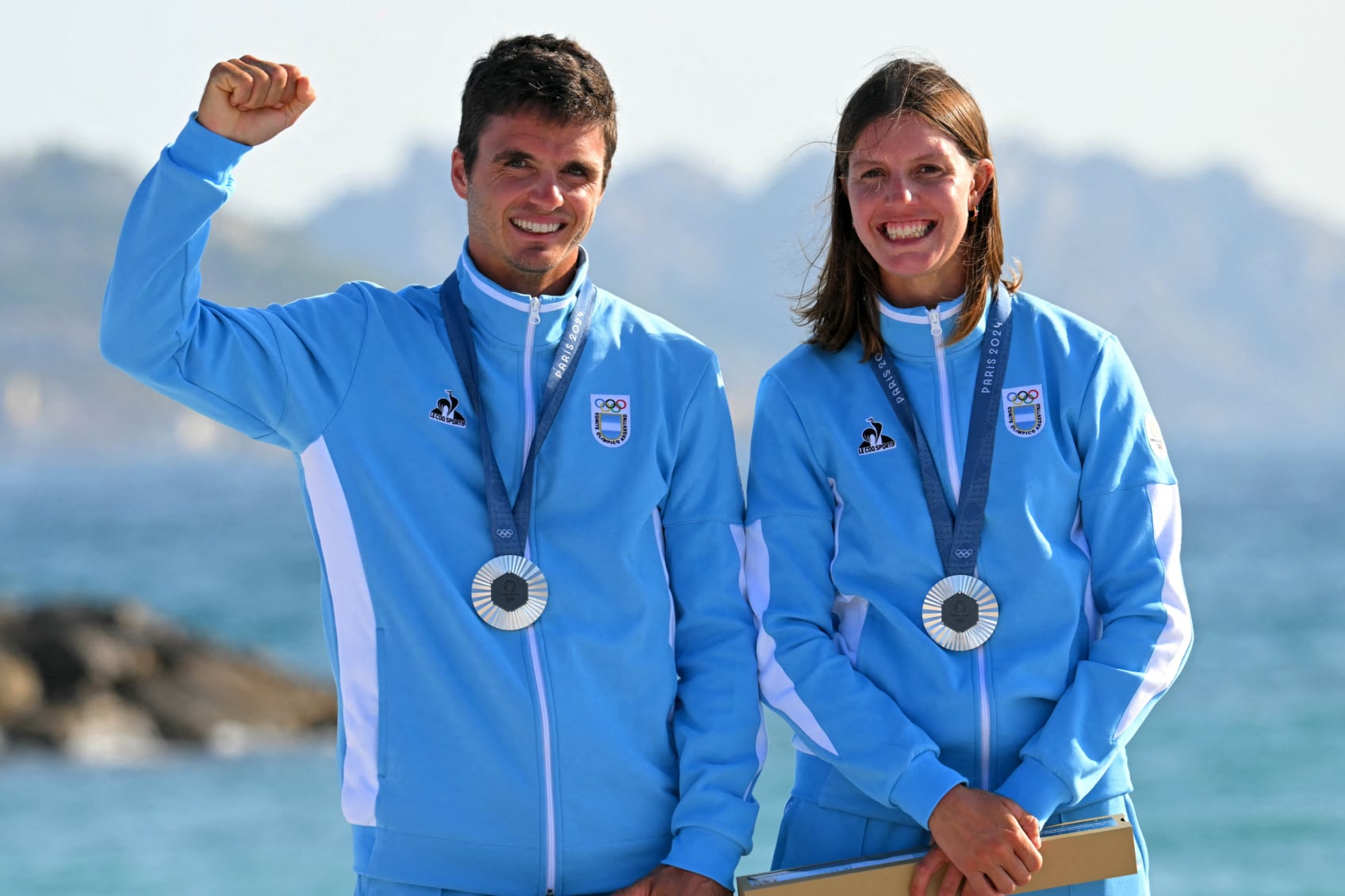 Majdalani y Bosco con sus medallas de plata en Vela Nacra 1