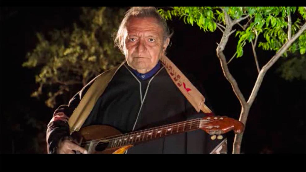 La Sachaguitarra se asemeja a una pequeña guitarra pero suena como un violín de monte.