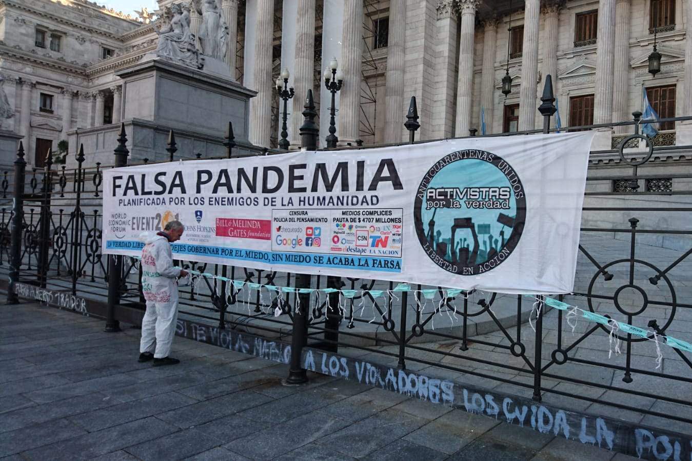 Antivacunas y conspiranoicos en el Congreso.