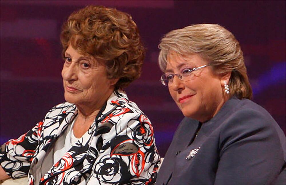 Bachelet (der.), junto a su madre 