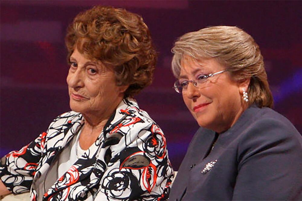 Bachelet (der.), junto a su madre