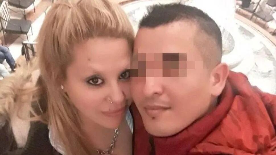 Ariana con su novio, Adrián.