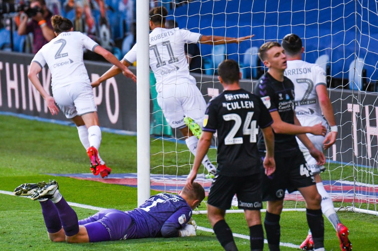 El galés Roberts festeja el tercer gol de los suyos.