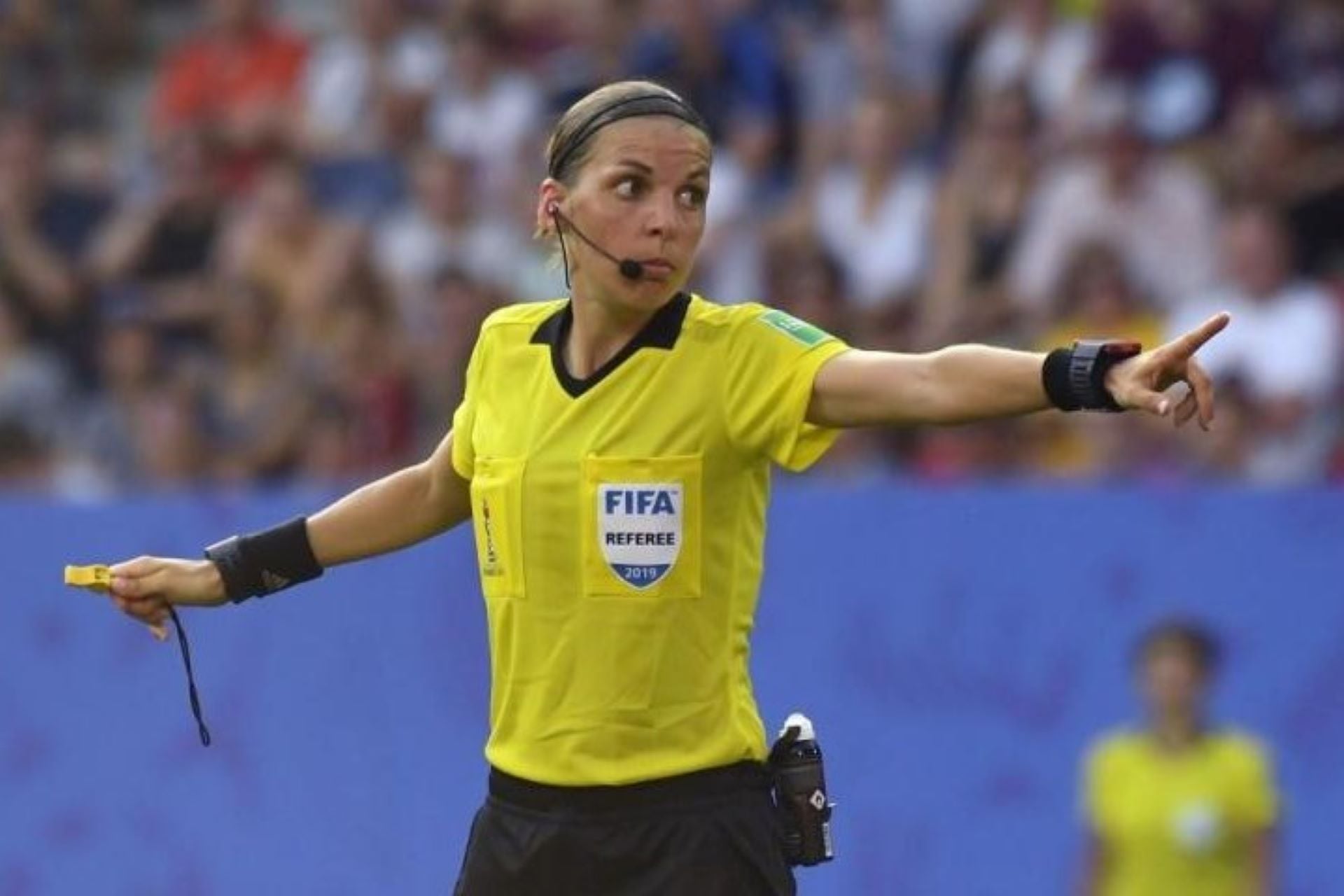 La árbitra Stephanie Frappart fue elegida como la mjor en 2019 y 2020. Fue la primera mujer en dirigir un encuentro de Champions League: entre Juventus y Dinamo de Kíev. (Foto: AFP)