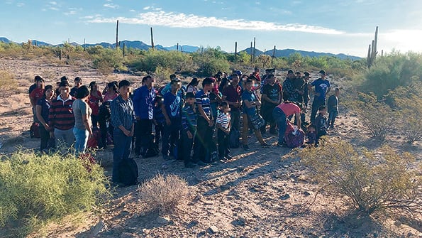 Migrantes centroamericanos fueron detenidos ayer en Tucson.