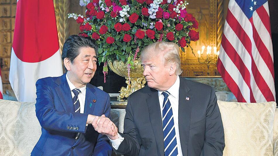 El premier japonés Shinzo Abe felicitó a Trump por el diálogo con Corea del Norte.