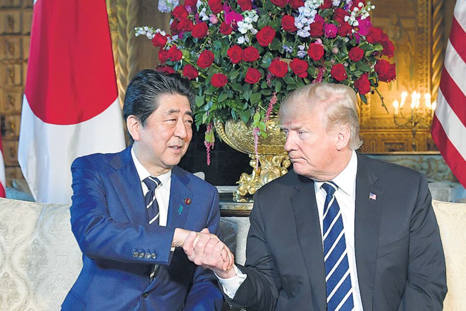 El premier japonés Shinzo Abe felicitó a Trump por el diálogo con Corea del Norte.