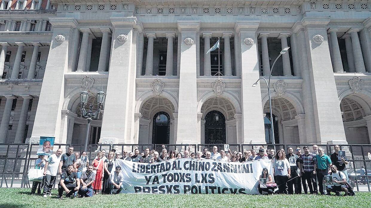 Ayer, en Plaza Lavalle, el comité por la liberación de los presxs políticxs.