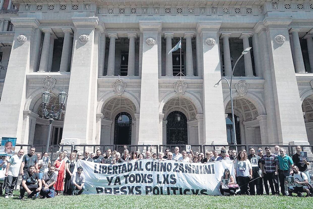 Ayer, en Plaza Lavalle, el comité por la liberación de los presxs políticxs.