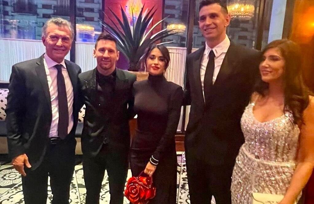 La imagen de Macri con Messi y el Dibu Martínez en los premios The Best.