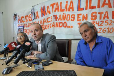 Los padres de Natalia y el defensor Ganón dieron ayer una conferencia de prensa.