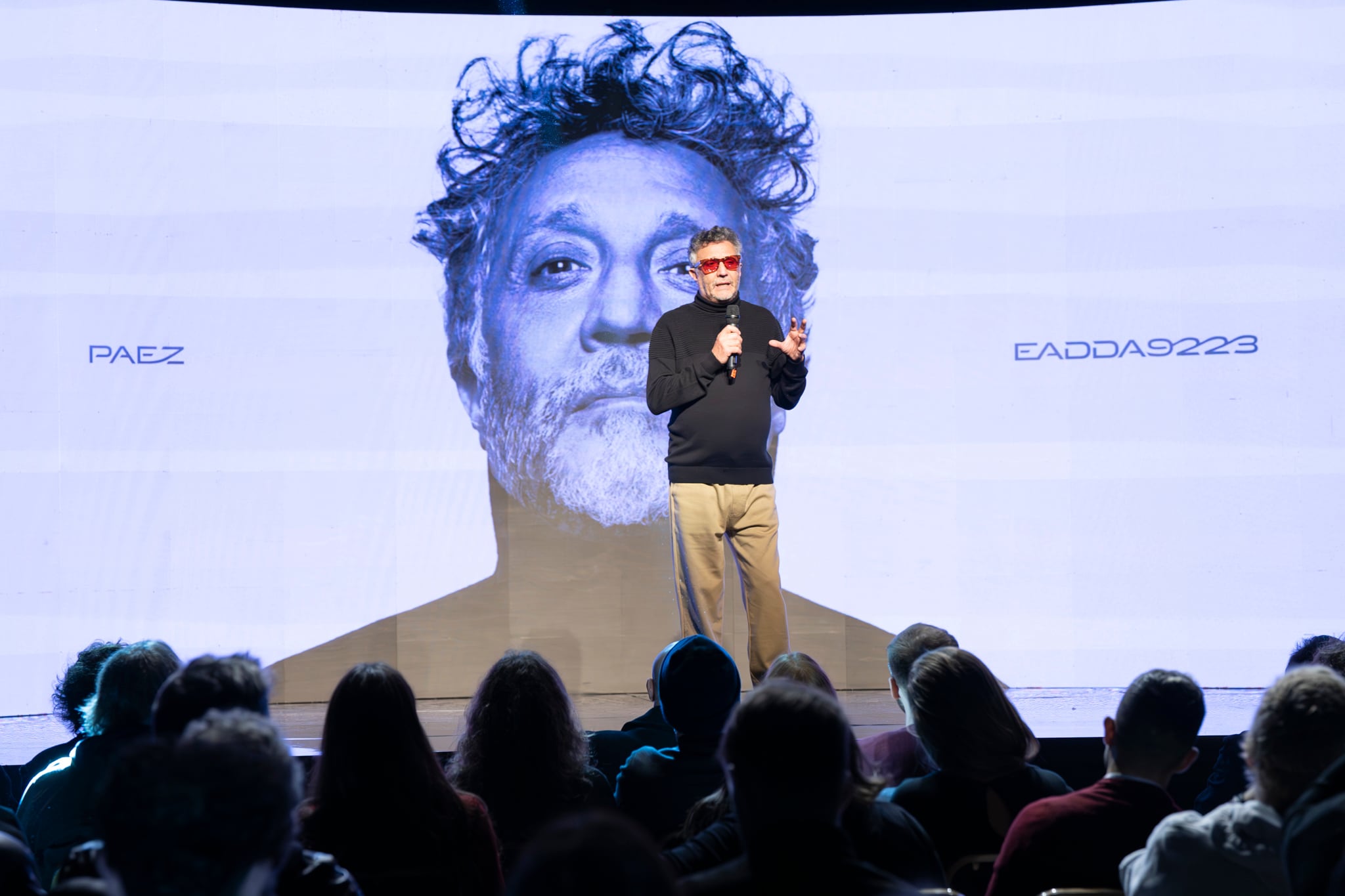 “¿En qué tabla sagrada está escrito que no se puede tocar eso o aquello? La música, en definitiva, es un juego”, dijo Fito.