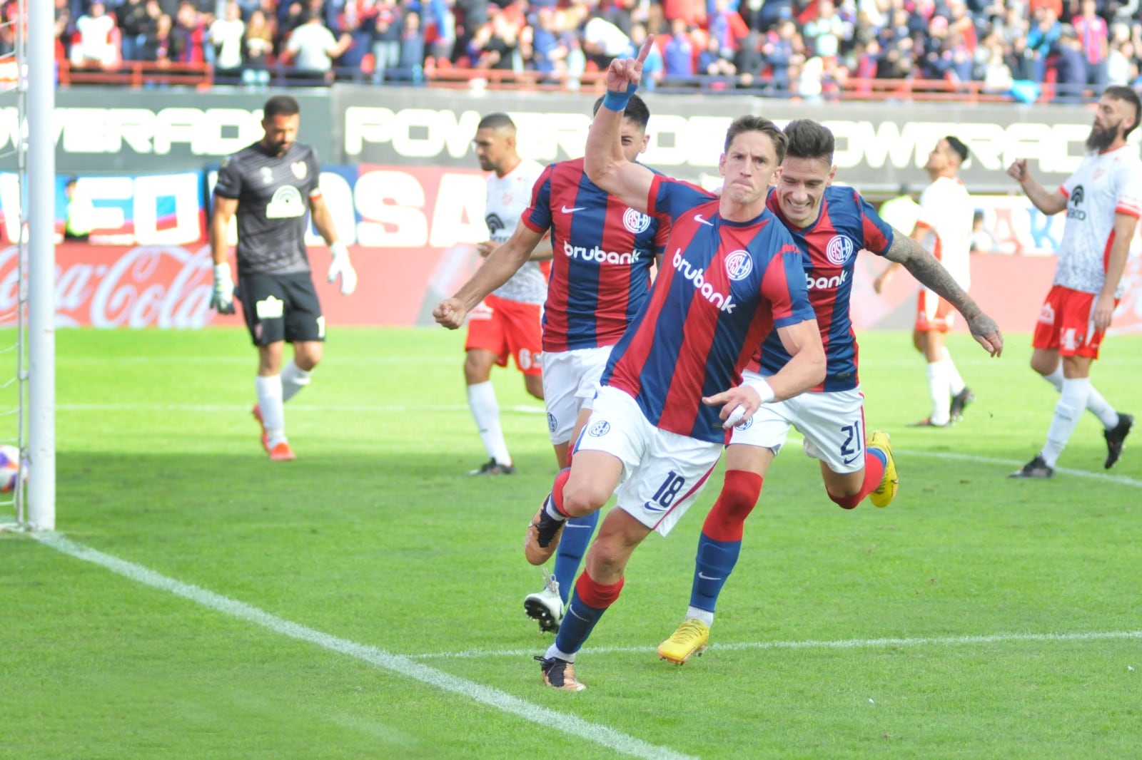 Andrés Vombergar cortó su sequía goleadora con dos penales