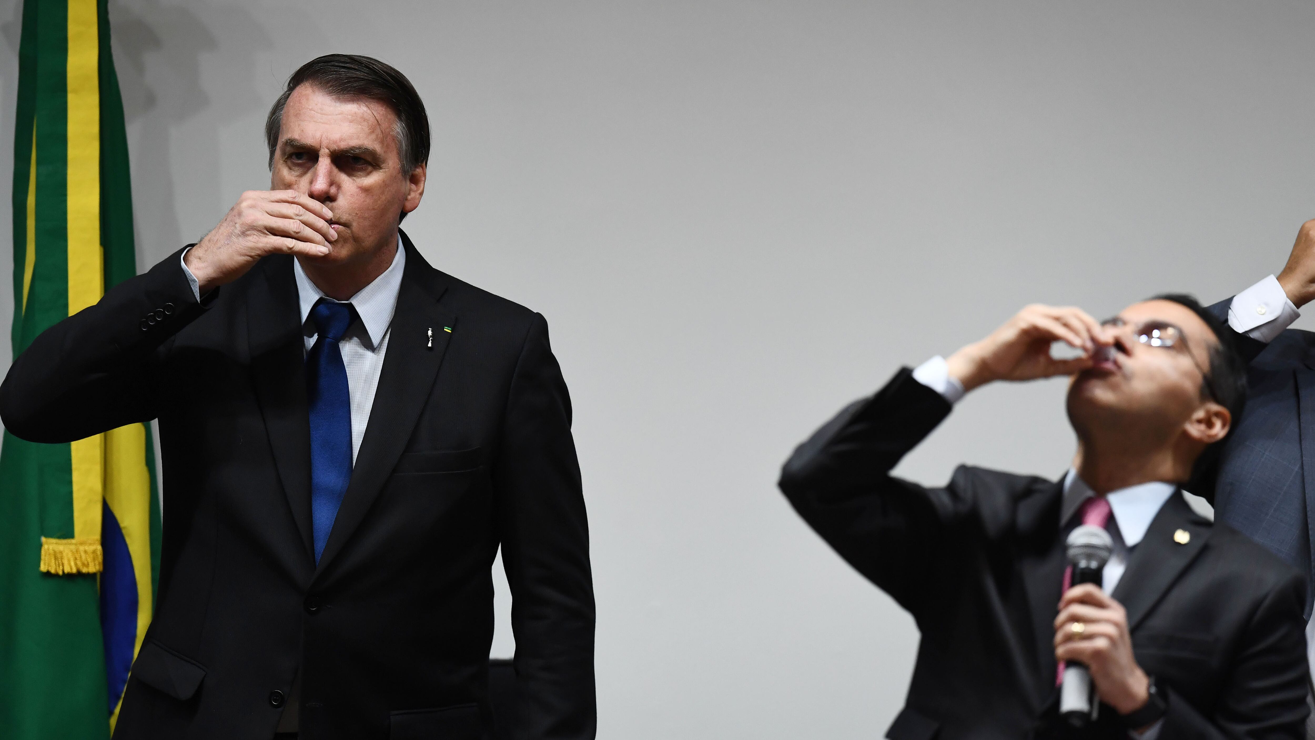 Bolsonaro bebe vino durante la ceremonia religiosa.