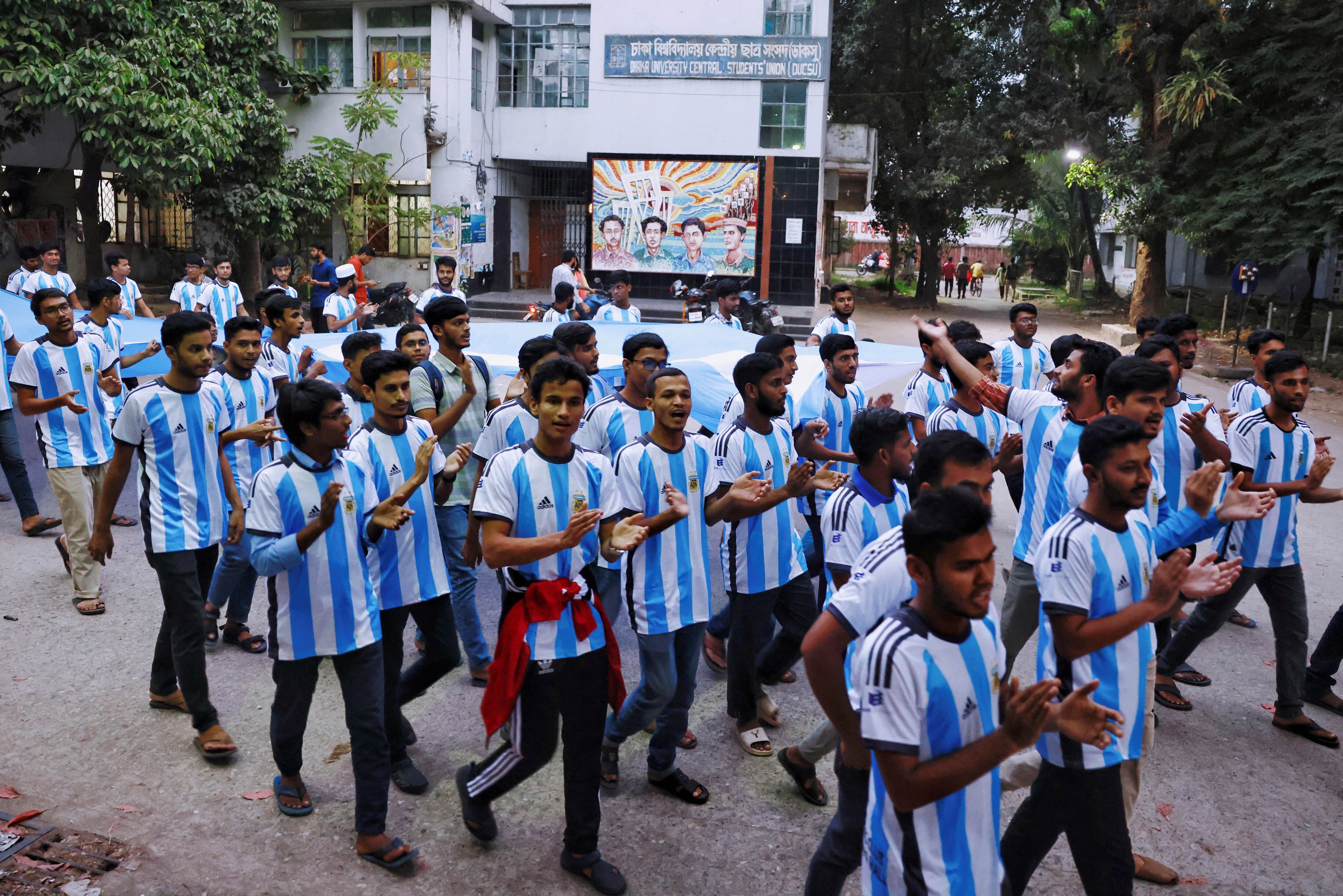 Festejos en Bangladesh por la tercera Copa del Mundo de Argentina. Imagen: @NA.