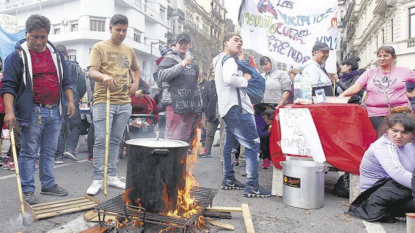 El poder de compra de jubilaciones y salario mínimo cayó como el de los planes sociales.