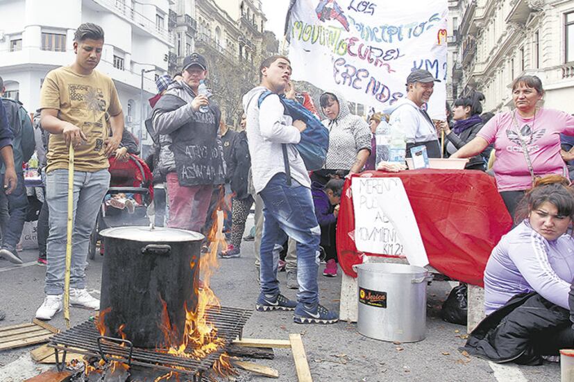 El poder de compra de jubilaciones y salario mínimo cayó como el de los planes sociales.