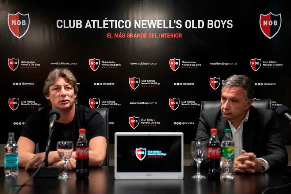 Gabriel Heinze y el presidente Ignacio Astore.