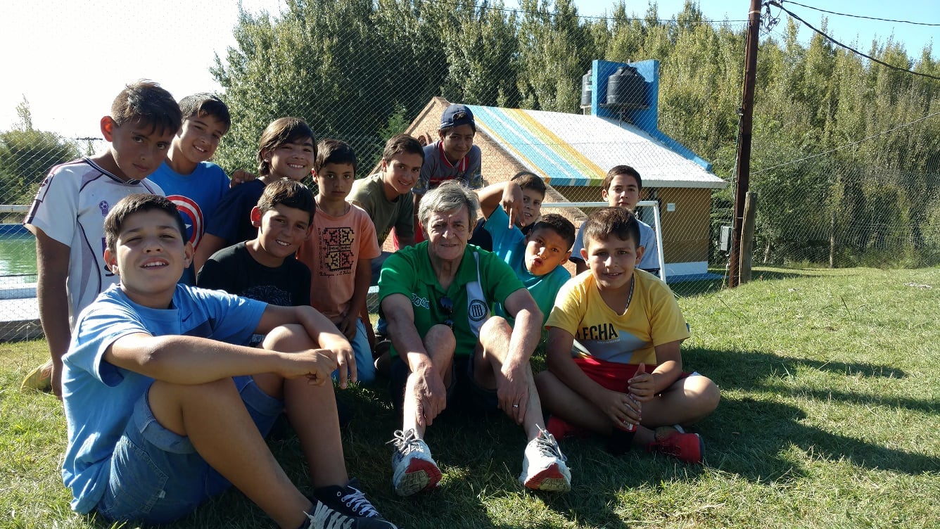 Houseman junto a los chicos de la escuelita de fútbol de la que era el padrino.