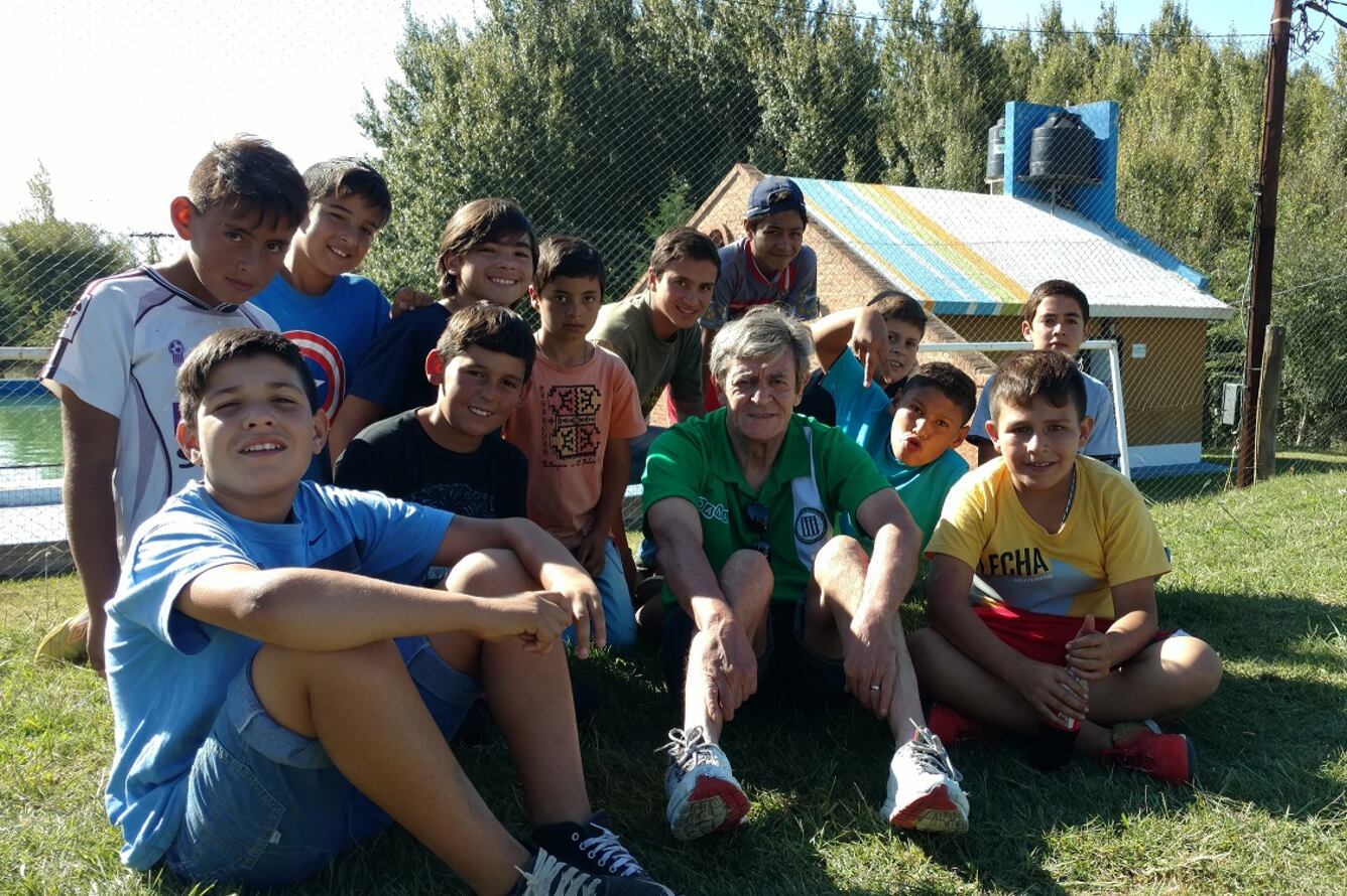 Houseman junto a los chicos de la escuelita de fútbol de la que era el padrino.