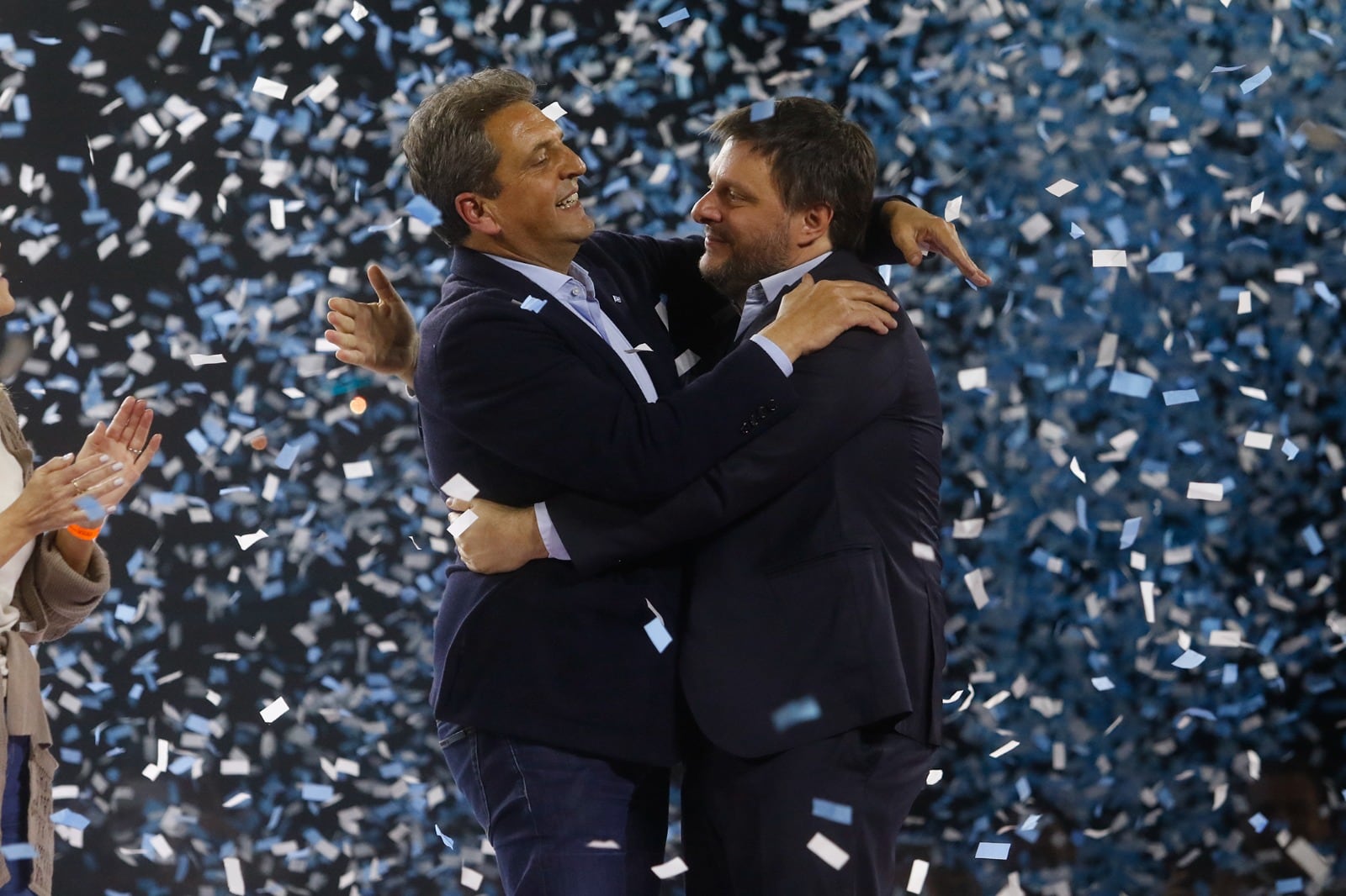 Sergio Massa y Leandro Santoro, en el cierre de la campaña porteña de Unión por la Patria.