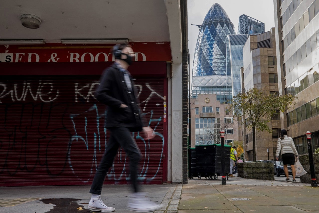 Un hombre circula por una calle de Londres: la pandemia no da tregua.