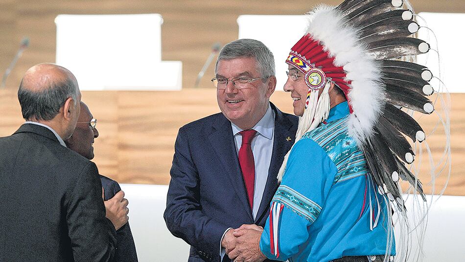 El presidente, Thomas Bach, saludó a un fanático muy particular durante un descanso de la jornada de ayer.