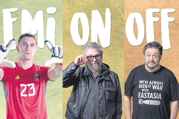 Emiliano Martínez y los responsables de la película animada, Liniers y Hernán Casciari.