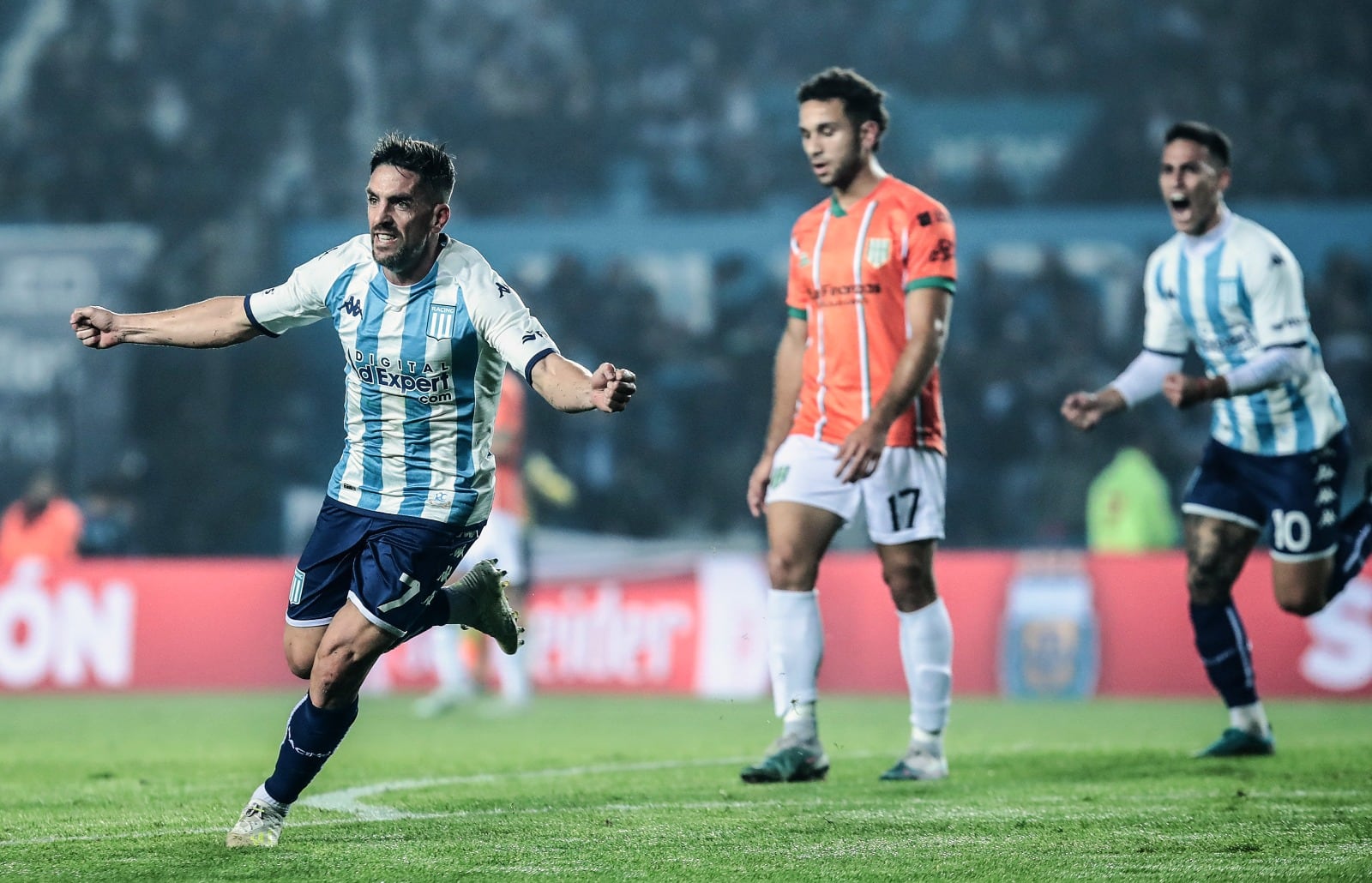 Hauche celebra el gol que abrió el camino para la victoria de Racing