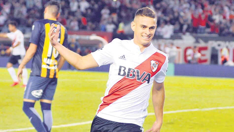 El colombiano Borré acaba de marcar el primer gol de River frente a los rosarinos, con un toque suave.