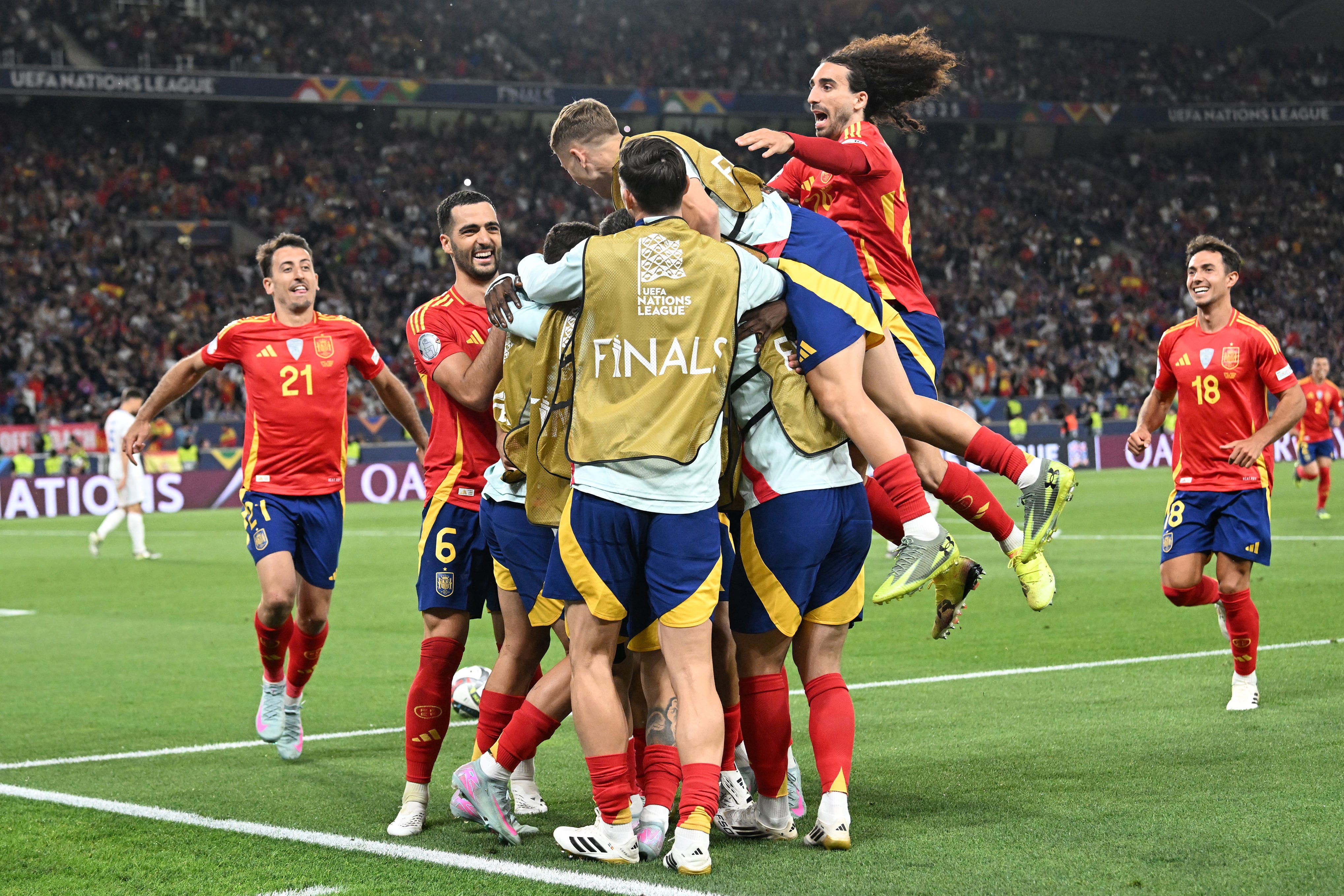 España festeja el triunfo en un partido épico