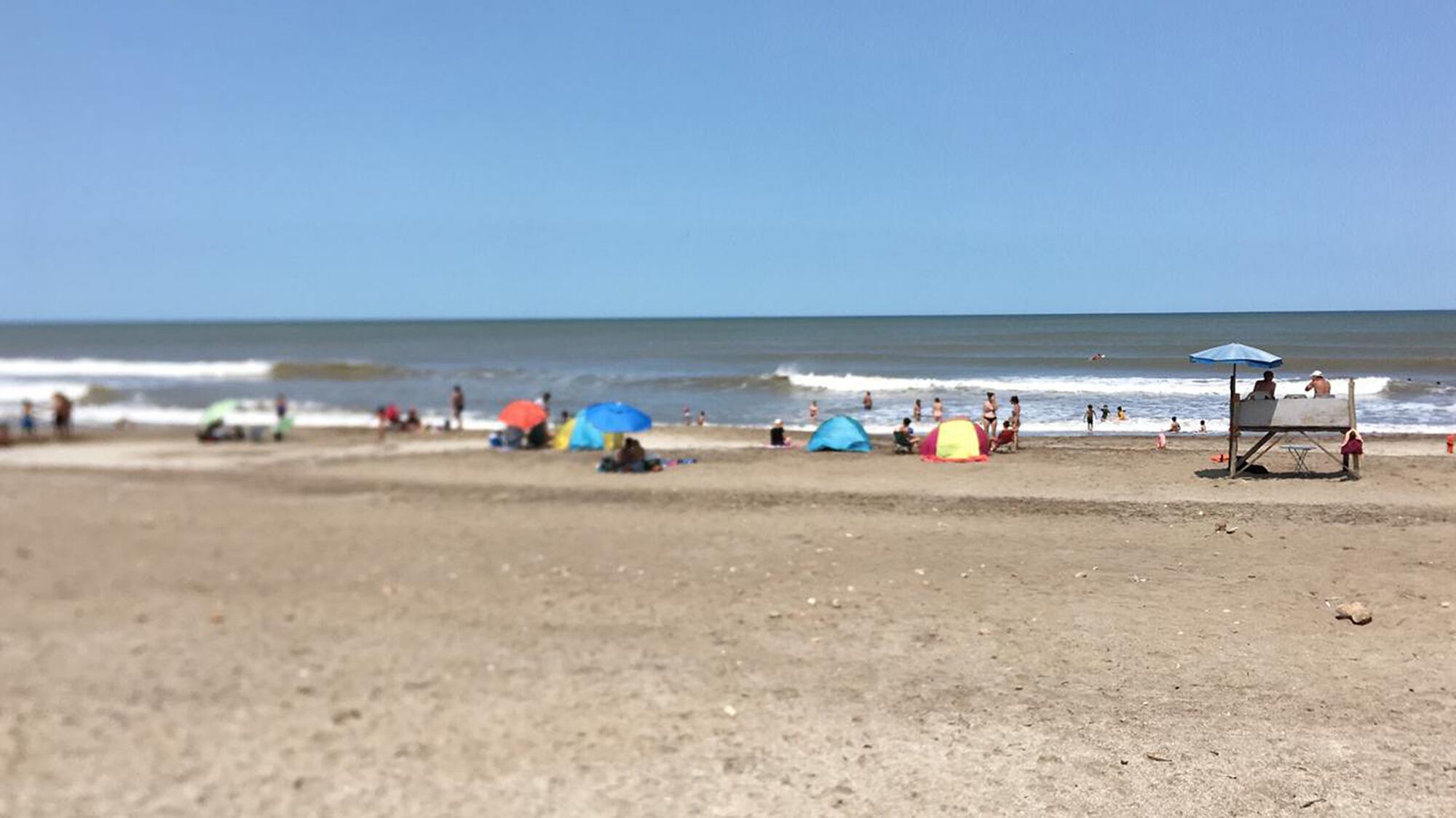 que recuperaron en una zona de acantilados; allí, organizados de manera cooperativa, atienden un bar con precios populares y se encargan del mantenimiento de la zona.