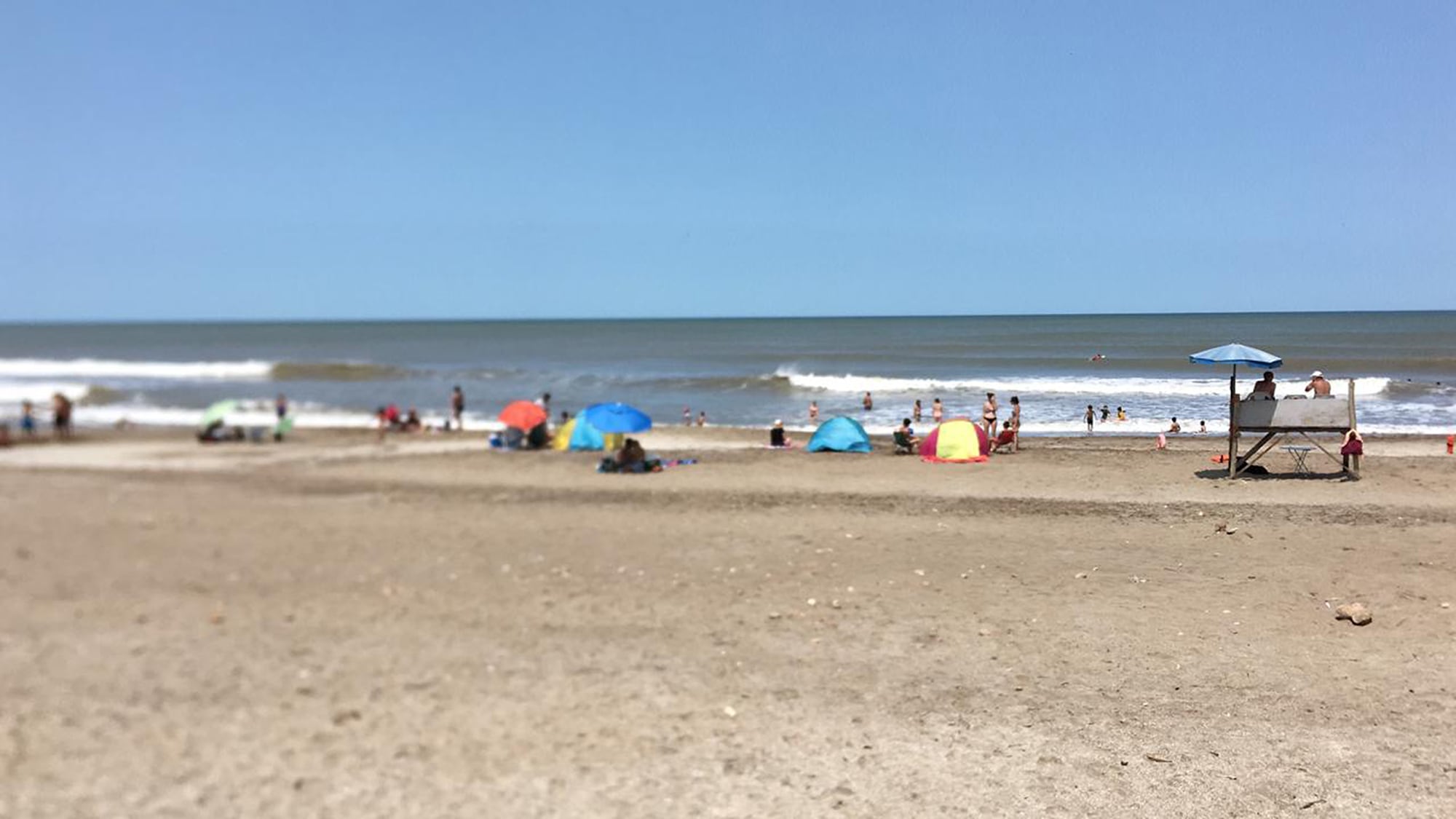 que recuperaron en una zona de acantilados; allí, organizados de manera cooperativa, atienden un bar con precios populares y se encargan del mantenimiento de la zona.