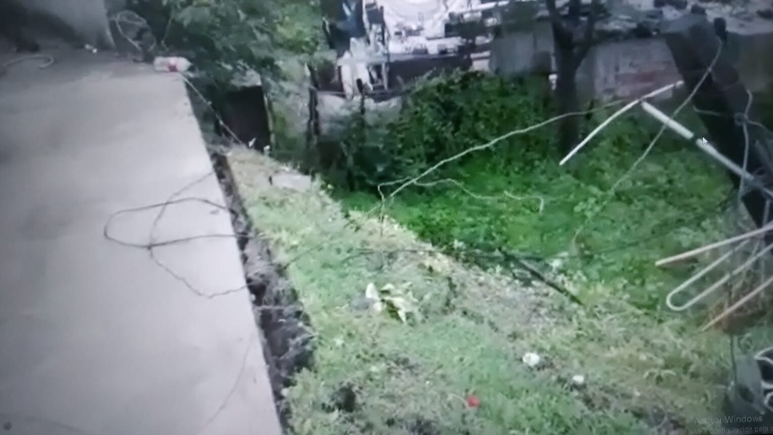 La distancia entre las casas y el canal.