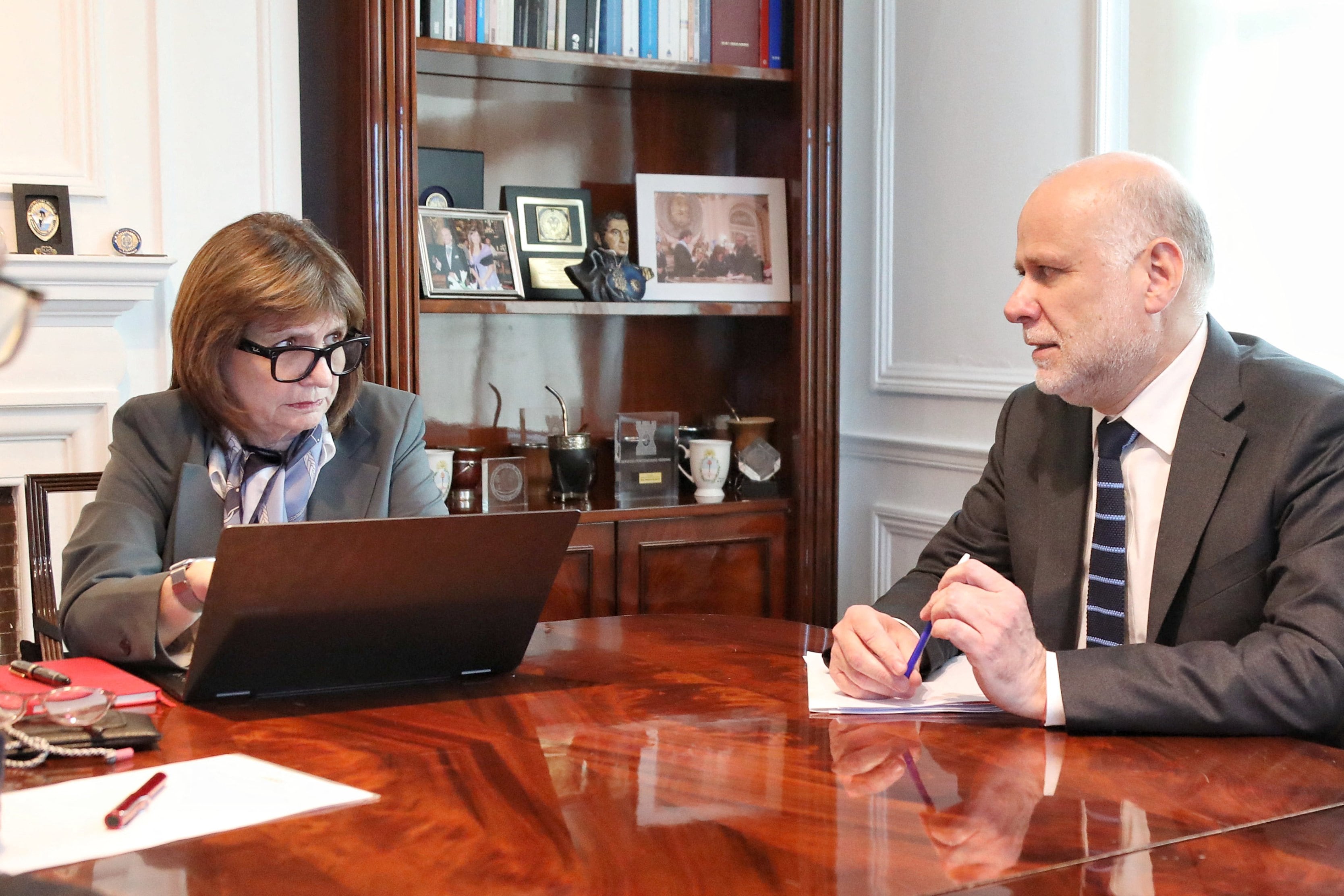 El ministro del interior de Chile, Álvaro Elizalde, junto a su par de argentina, Patricia Bullrich
