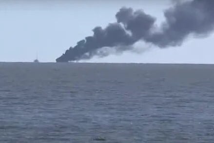 Un barco se incendió esta mañana en el Río de La Plata, a la altura de la Costanera. Imagen: captura de pantalla.